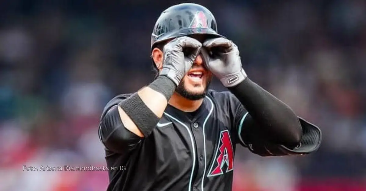 Eugenio Suárez tapándose los ojos tras conectar jonron con el uniforme de Arizona Diamondbacks en MLB