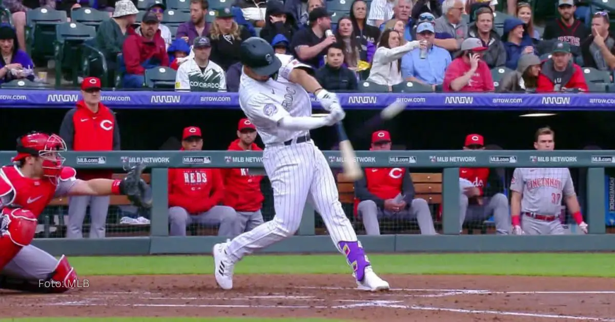 Ezequiel Tovar haciendo swing para impactar la pelota con el uniforme de Colorado Rockies en MLB 2024