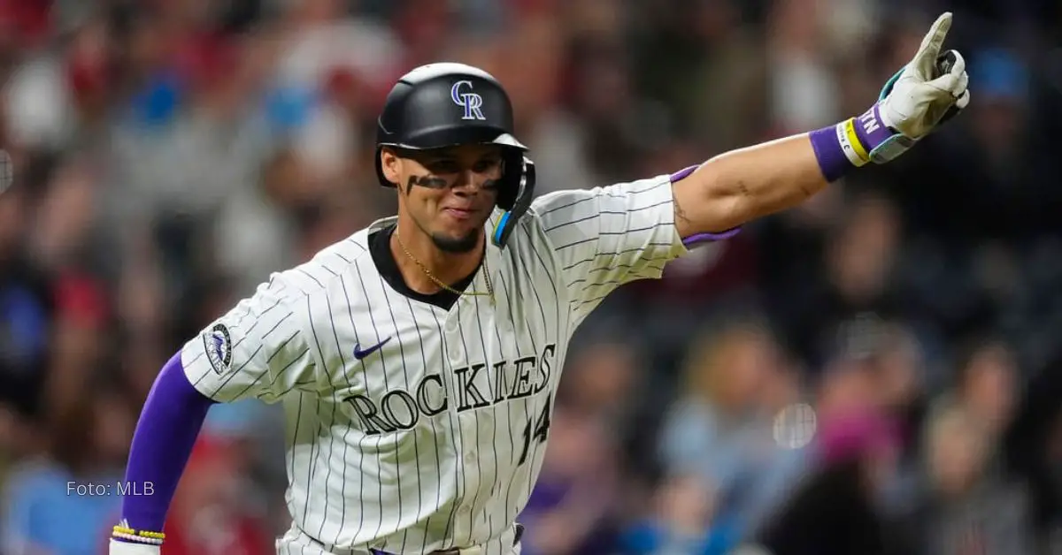 Ezequiel Tovar levantando su mano para celebrar una acción positiva con el uniforme de Colorado Rockies en MLB