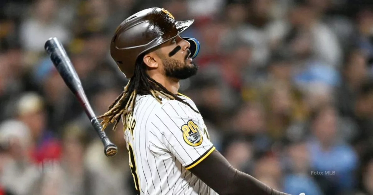 Fernando Tatis Jr. observando un cuadrangular con San Diego Padres