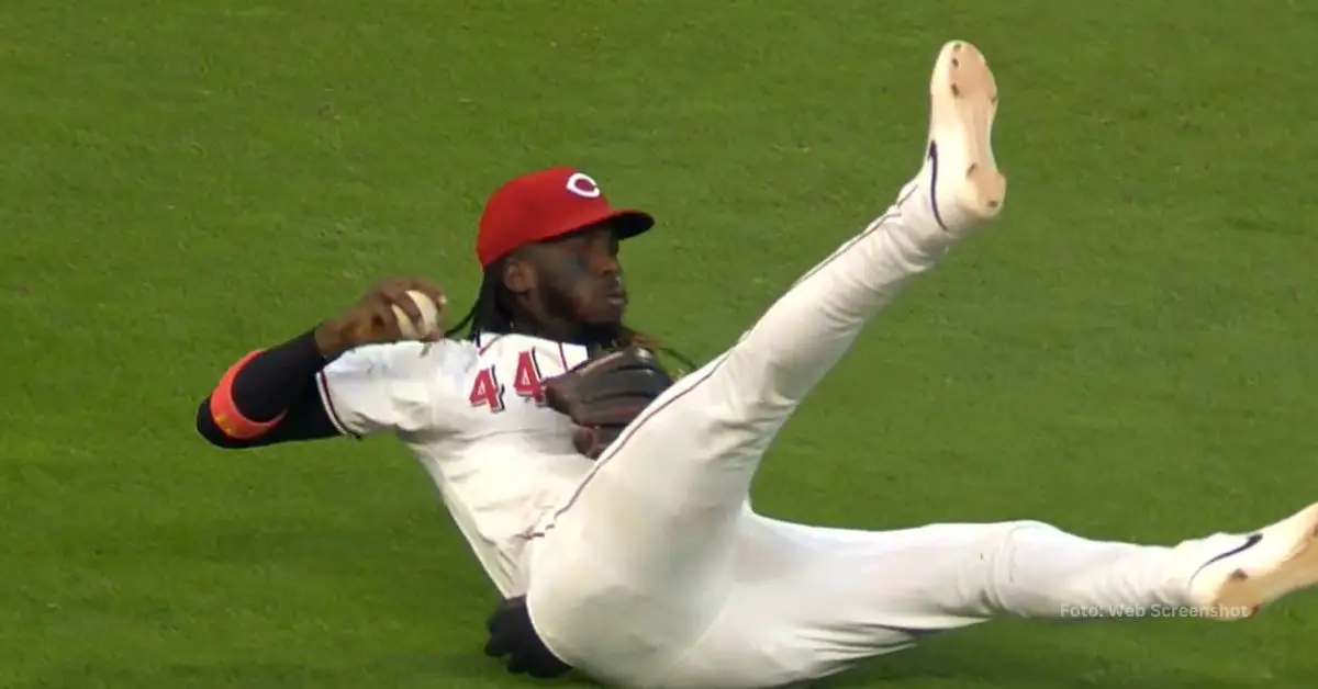 Elly De La Cruz atrapando la pelota en el Cincinnati vs Oakland