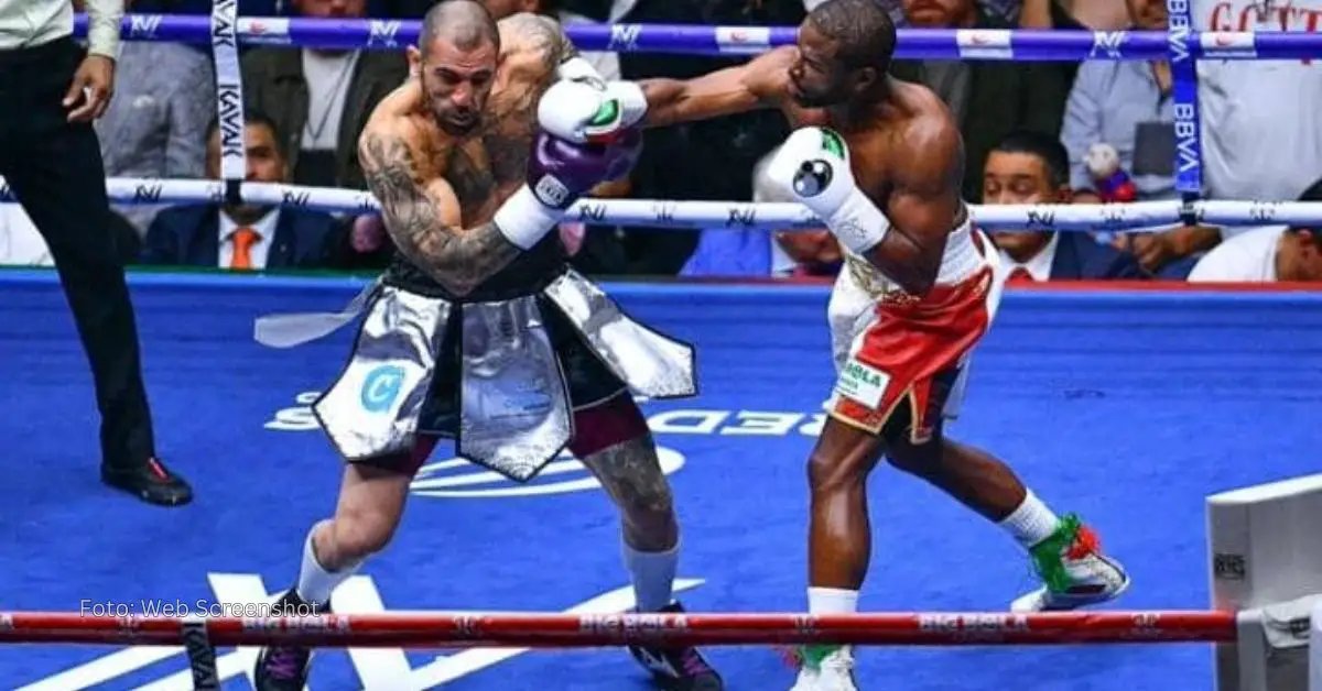 Floyd Mayweather golp*ando a John Gotti III en su regreso al ring de boxeo en México