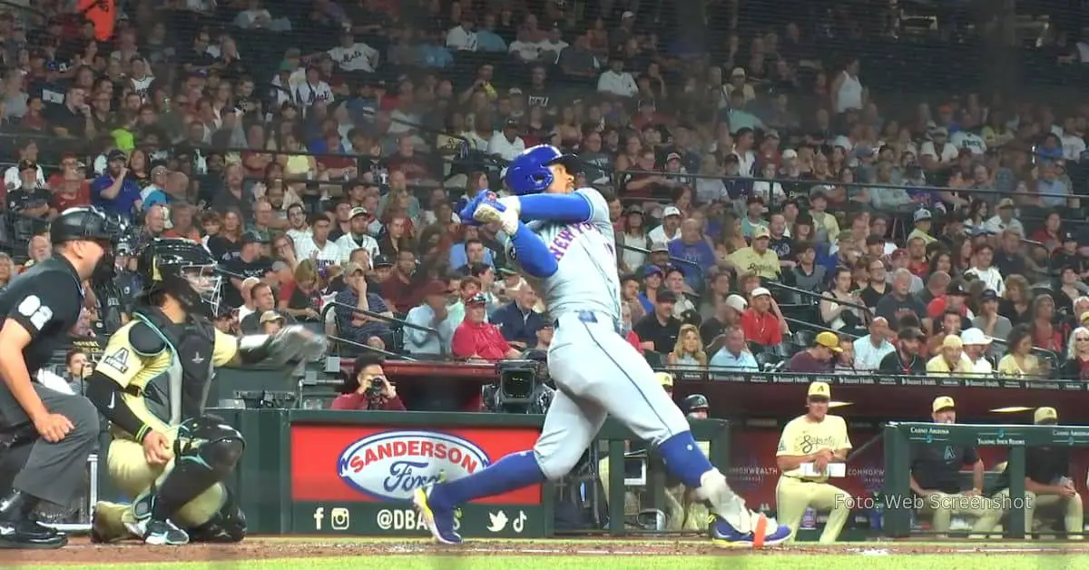 Francisco Lindor conectando doblete con New York Mets en el Chase Field