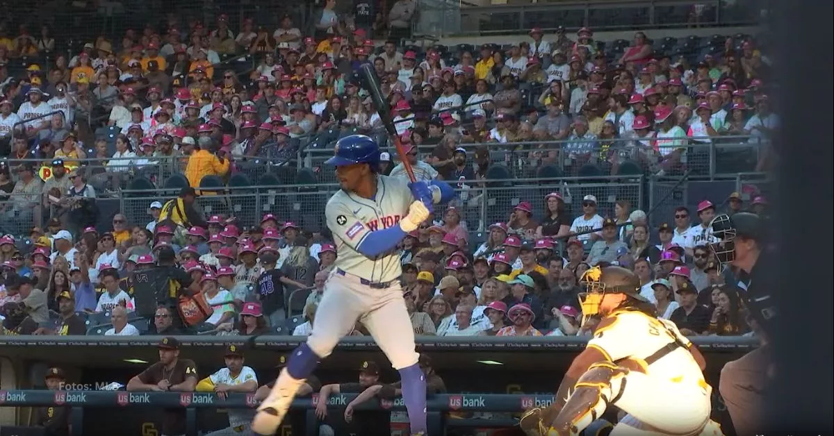 Francisco Lindor tomando turno ante San Diego Padres