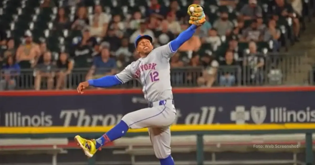 Francisco Lindor atrapando la pelota con el uniforme de New York Mets gris