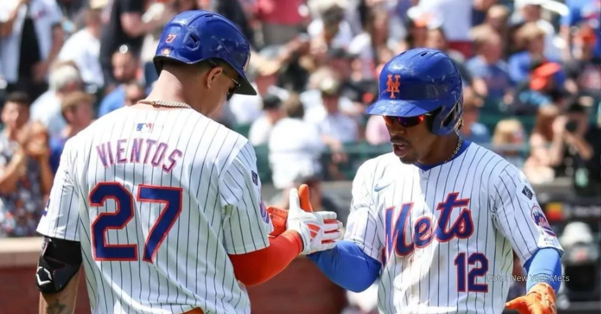 Francisco Lindor y Mark Vientos celebrando luego de conectar un jonrón con New York Mets en el Citi Field