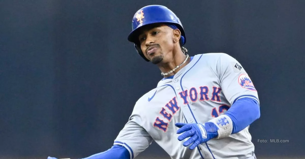 Francisco Lindor celebrando con el uniforme de Mets después de conectar un doble para abrir el juego