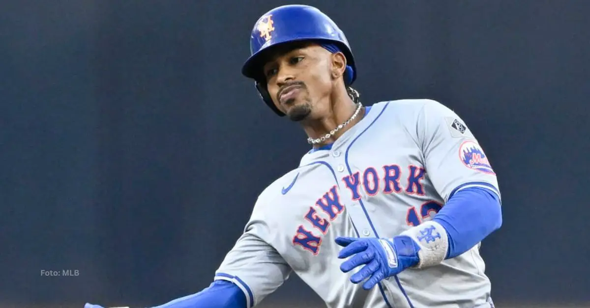 Francisco Lindor haciendo gestos tras conectar doble con New York Mets