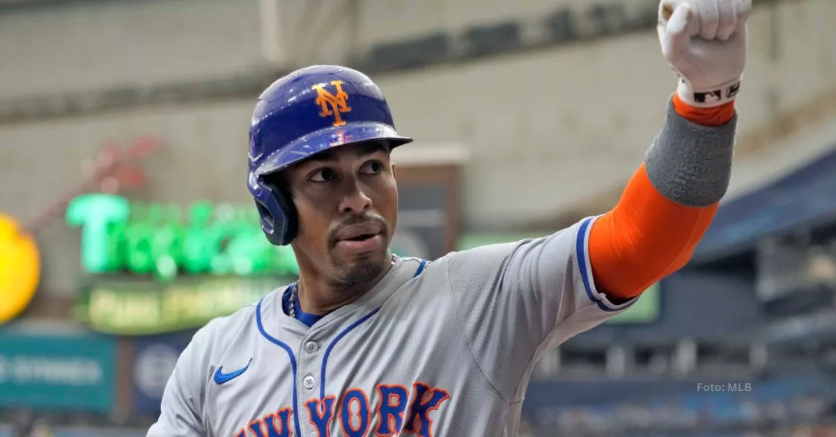 Francisco Lindor alzando la mano con el uniforme de New York Mets