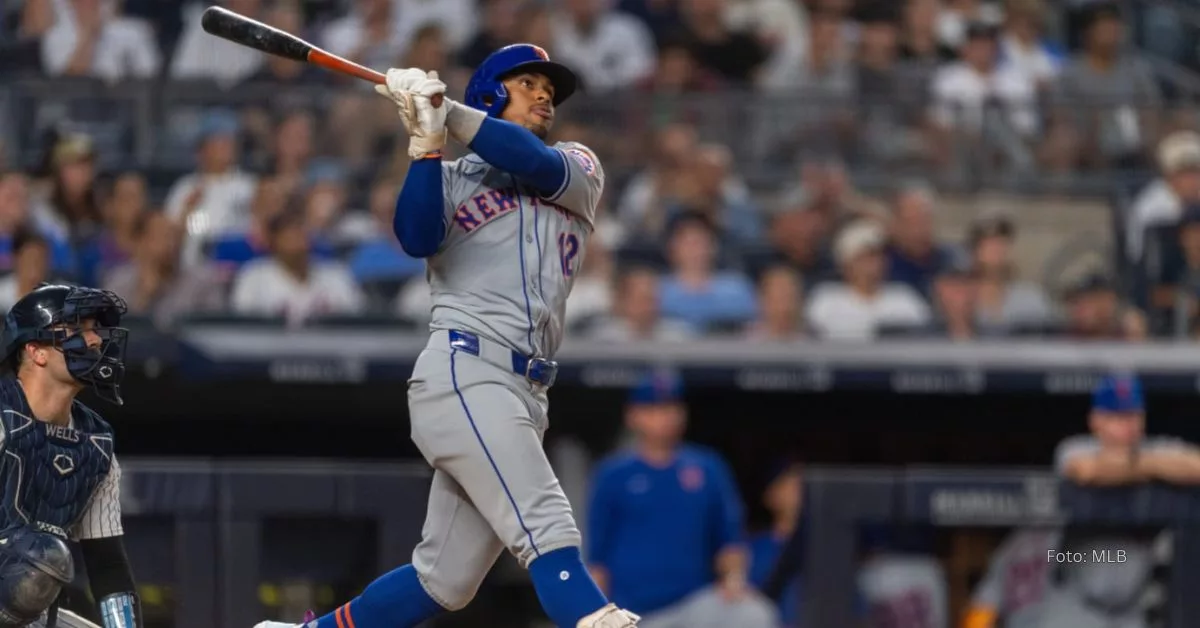 Francisco Lindor con swing de jonrón a la zurda vistiendo el uniforme de New York Mets