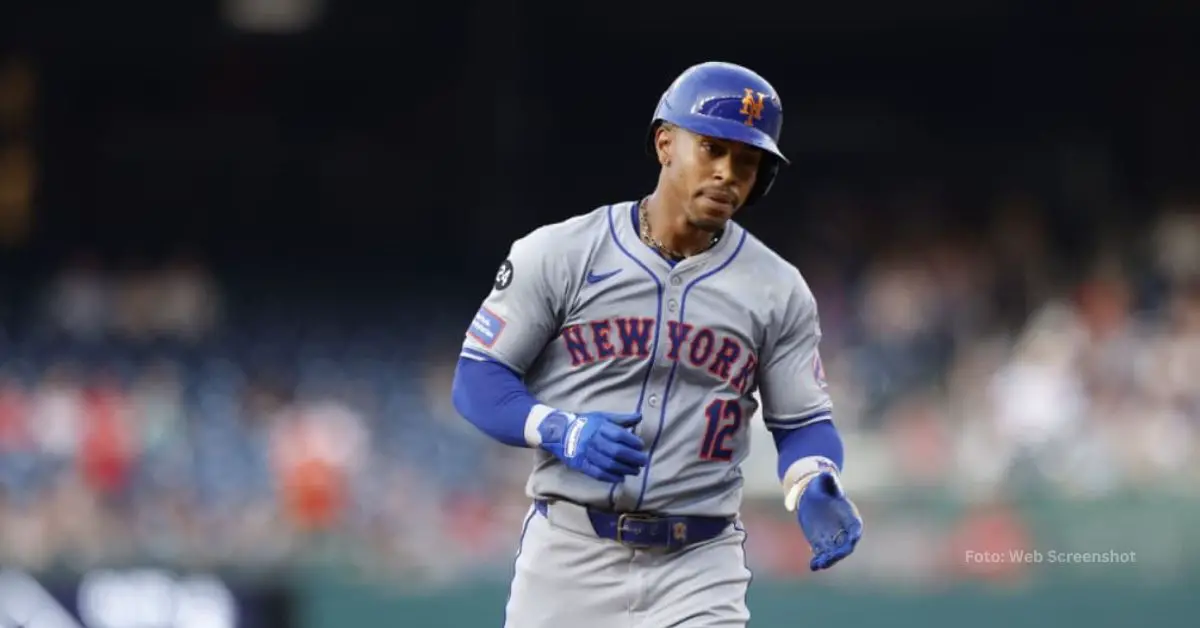 Francisco Lindor corriendo tras conectar su jonrón 28 en MLB con New York Mets