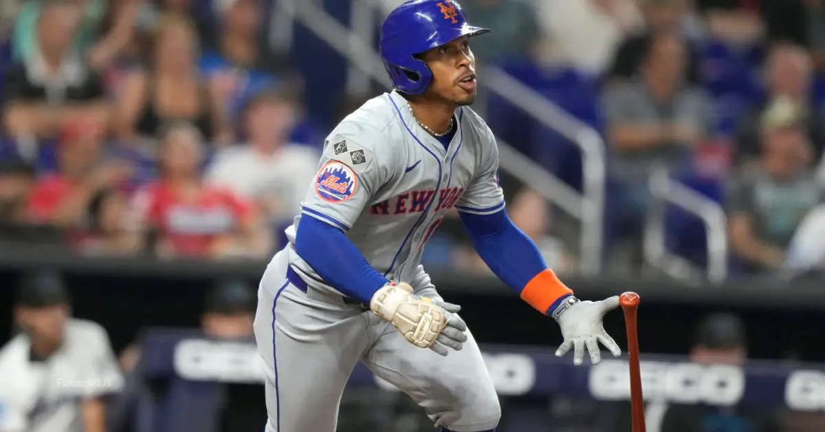 Francisco Lindor corriendo tras conectar hit con New York Mets