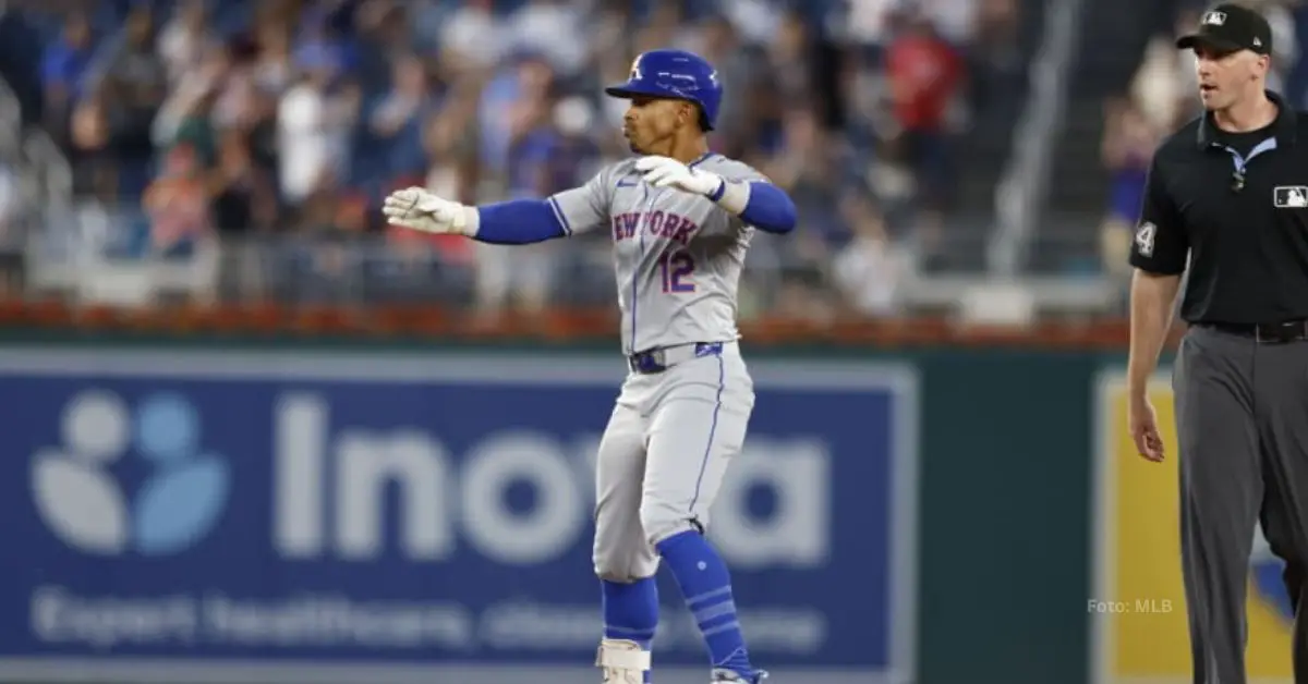 Boricua Francisco Lindor en segunda base tras doble con New York Mets