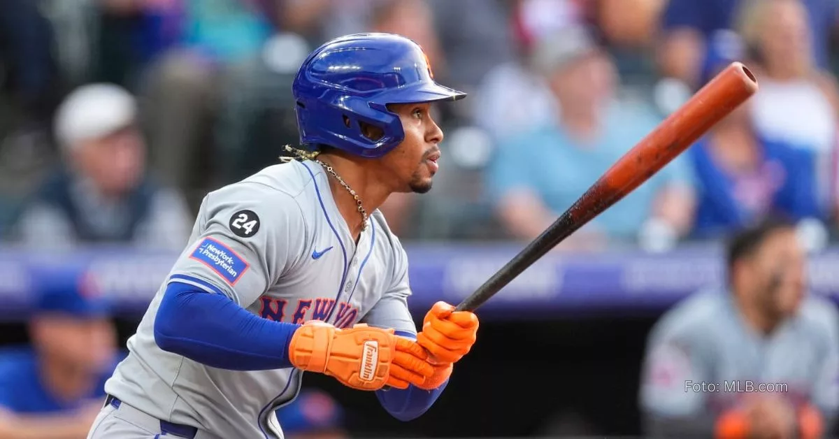 Francisco Lindor bateando con uniforme gris de New York Mets en MLB