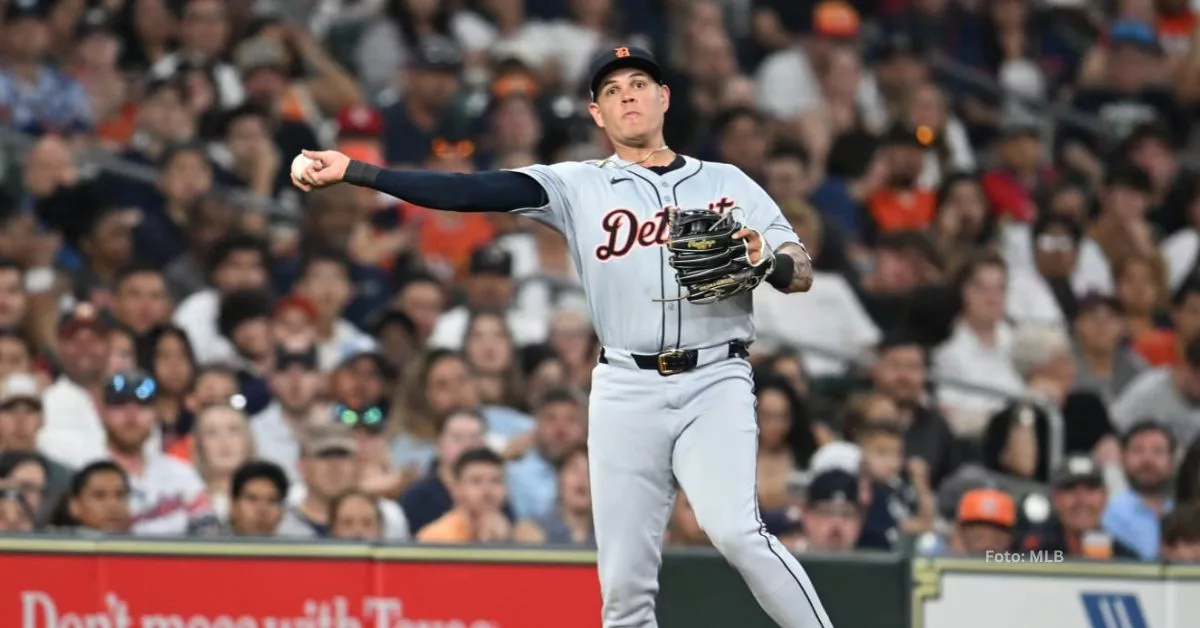 Gio Urshela lanzando desde la tercera base a la inicial con el equipo de Detroit Tigers