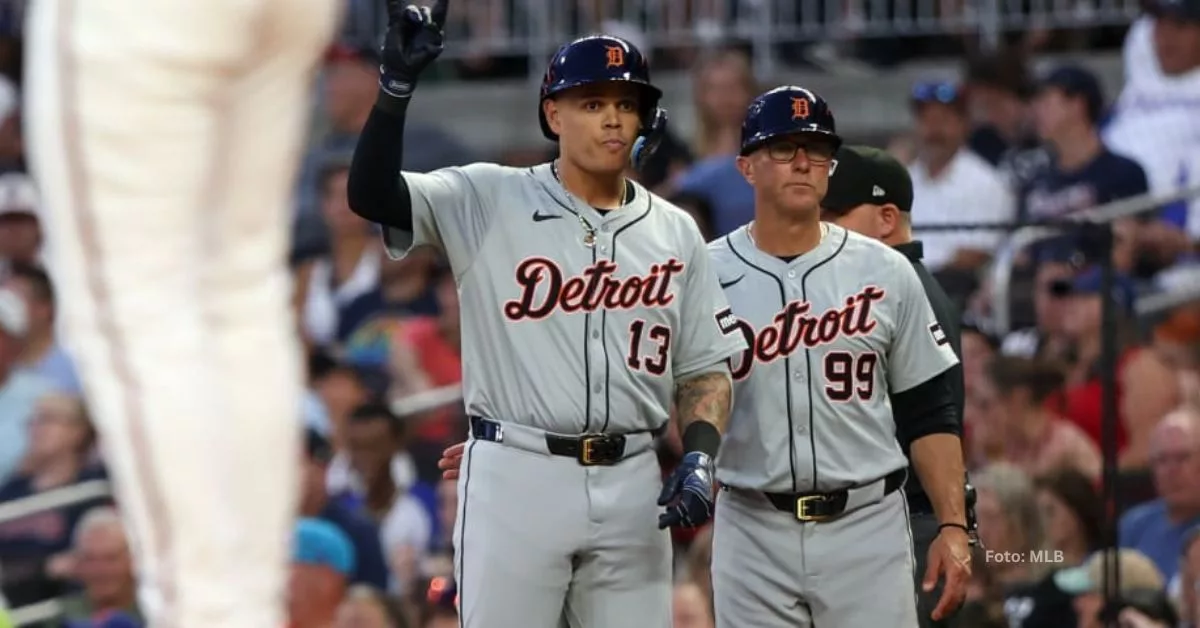 Gio Urshela, quien firmo con Atlanta Braves, en la primera base haciendo gestos hacia el dugout de Detroit Tigers