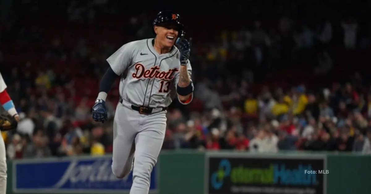 Gio Urshela corriendo las bases celebrando un jonrón con el uniforme de Detroit Tigers