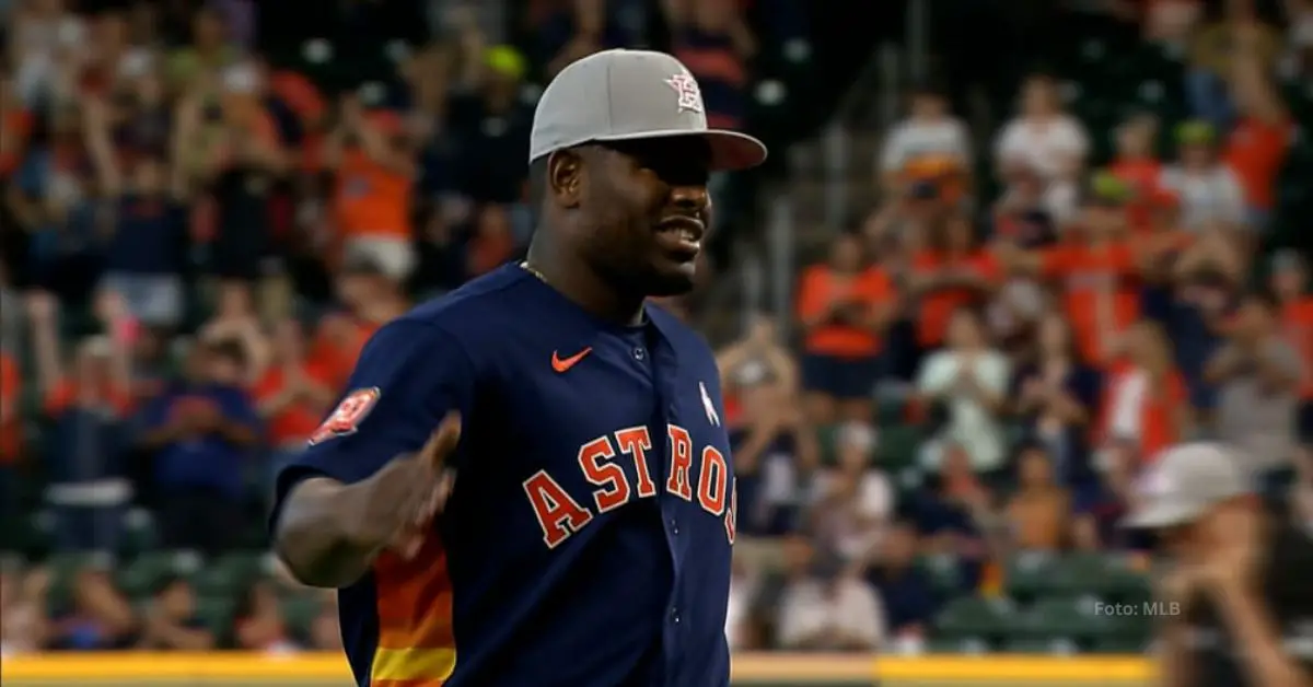 Hector Neris sonriendo luego de completar un inning con Houston Astros