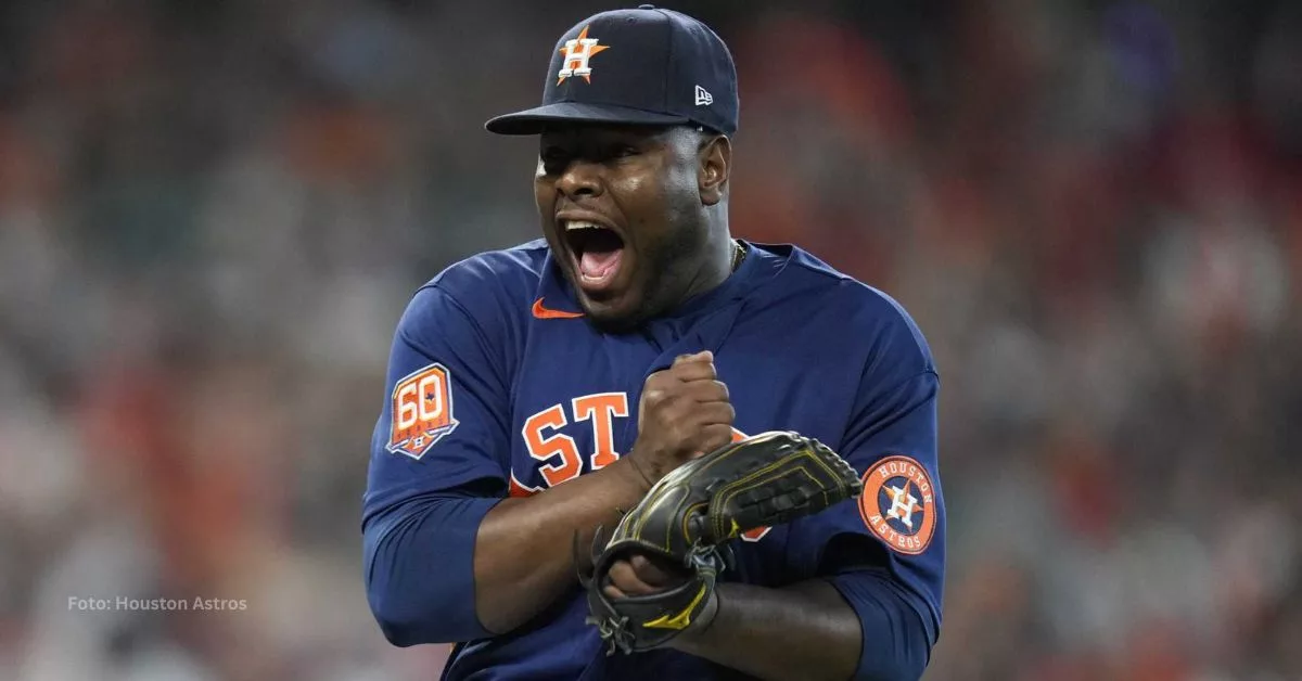 Hector Neris celebra con uniforme de Houston Astros