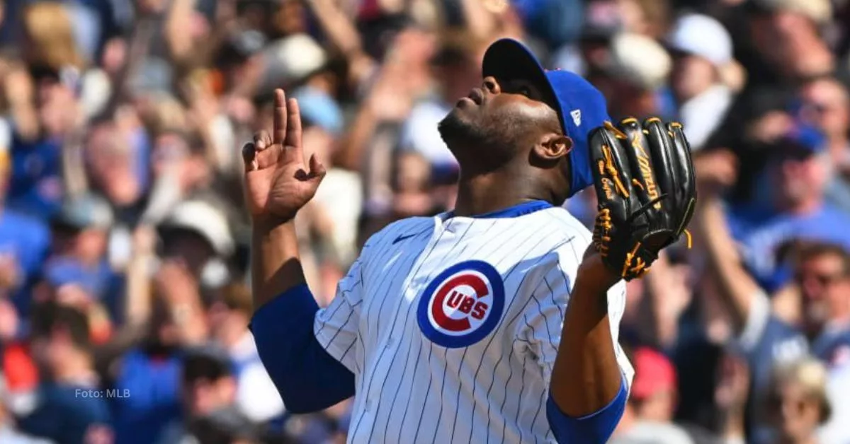 Hector Neris con uniforme de Chicago Cubs en MLB