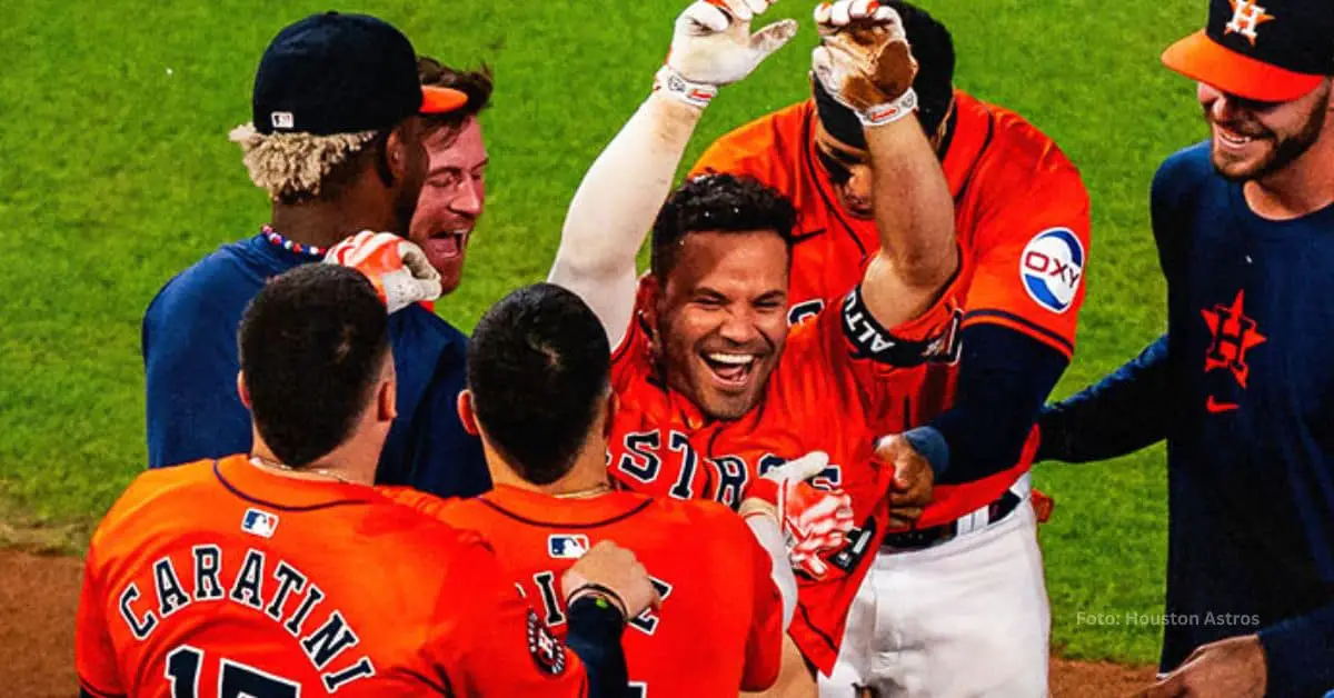 Jose Altuve celebrando victoria de Houston Astros