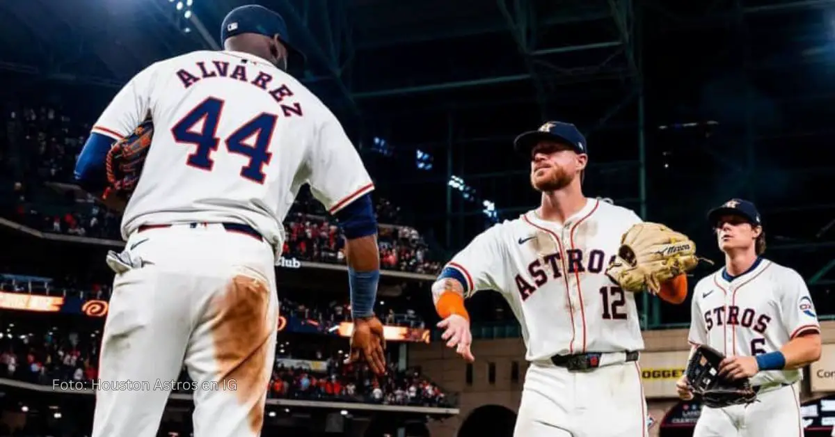 Jugadores de Houston Astros saludándose tras lograr un triunfo en MLB 2024 ante Kansas City