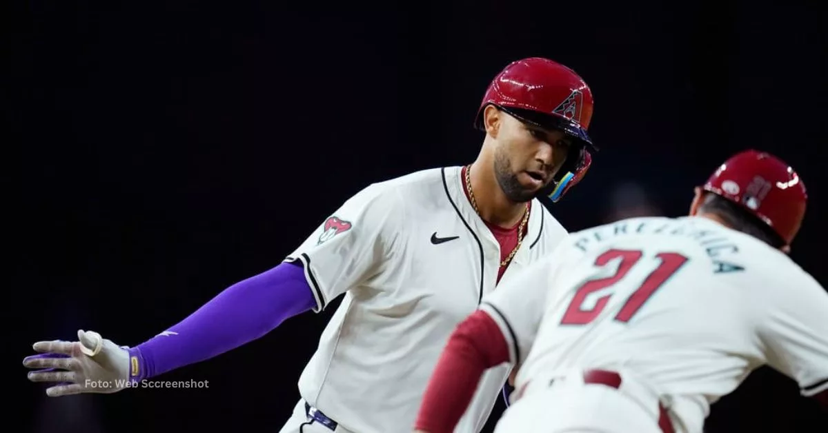 Lourdes Gurriel Jr. celebra su jonrón con el coach de 3ra base de Arizona Diamondbacks