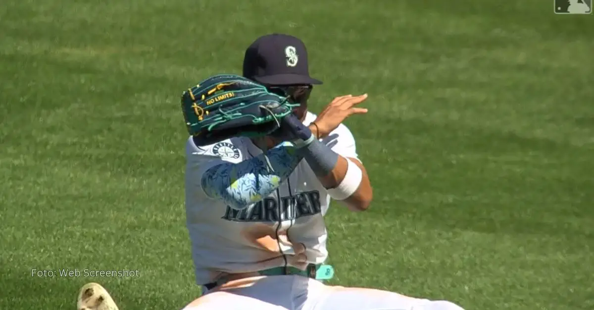 Julio Rodríguez celebrando una atrapada en el T-Mobile Park