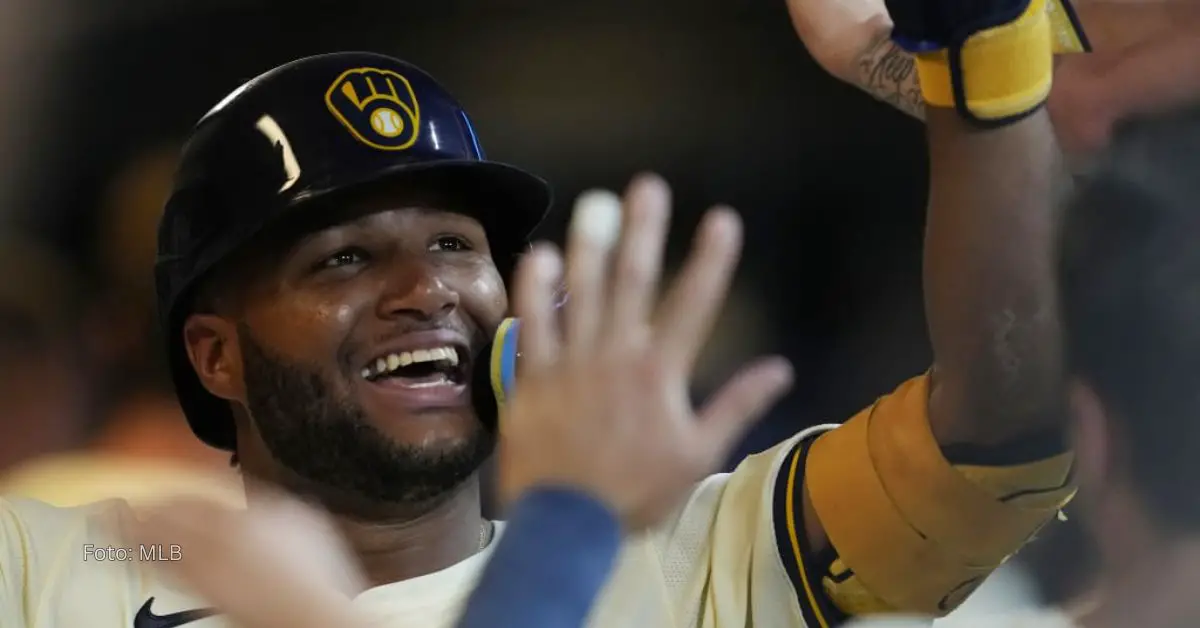 Jackson Chourio celebrando tras jonrón con Milwaukee Brewers