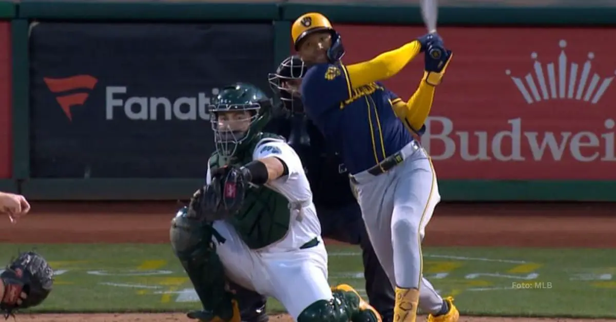 Jackson Chourio tras impactar la bola con su swing en MLB con el uniforme de Milwaukee Brewers