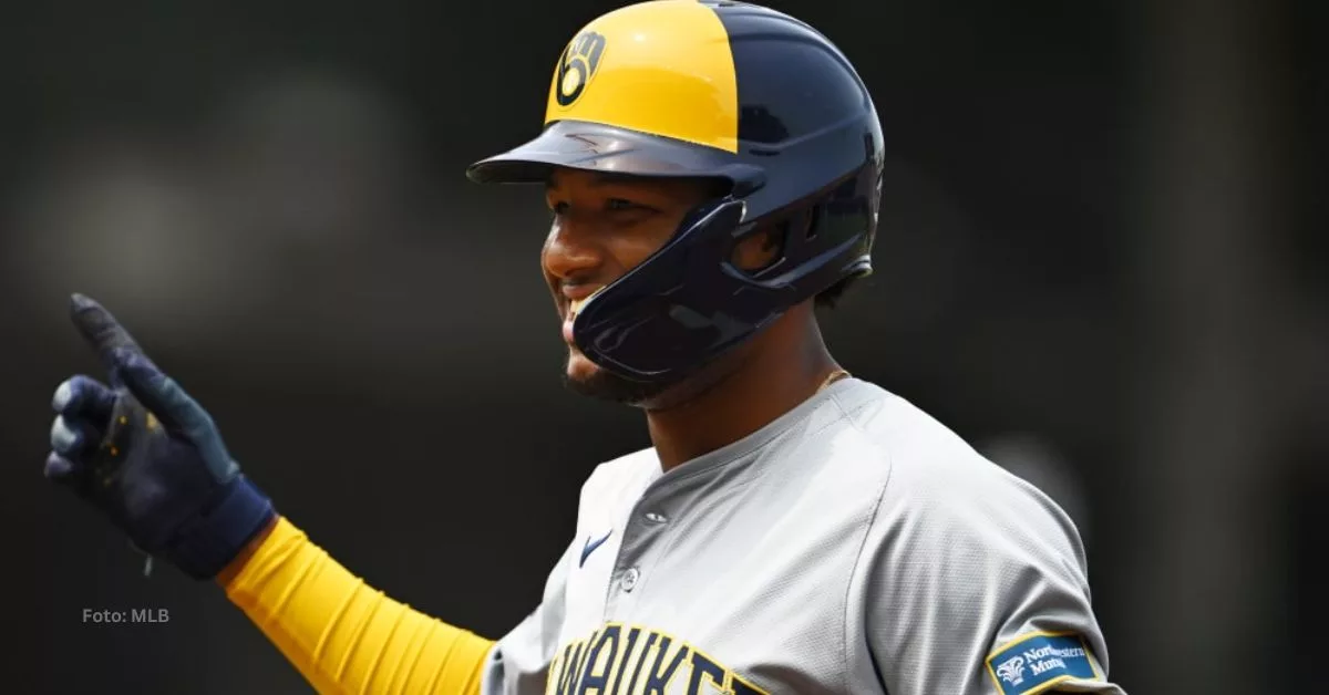 Jackson Chourio con el uniforme gris de Milwaukee Brewers