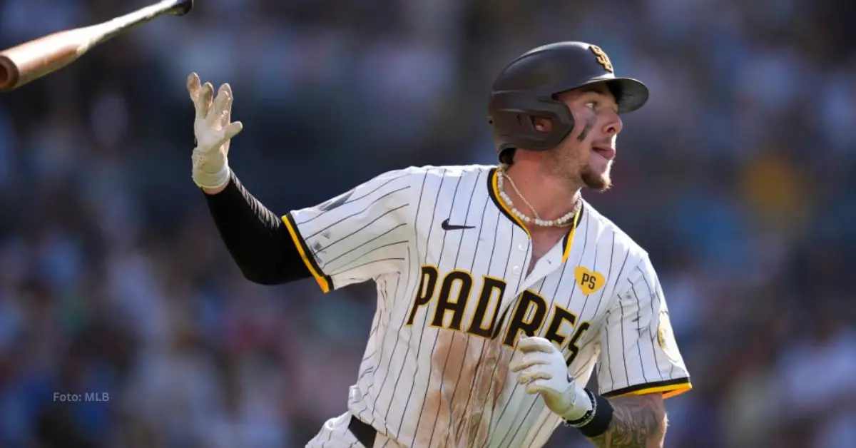 Jackson Merril suelta el bate tras un doble con San Diego Padres