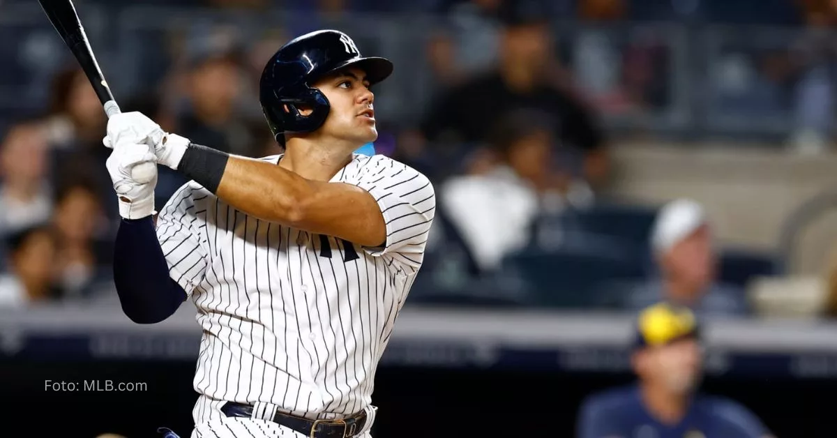 Jasson Dominguez haciendo swing con uniforme blanco y rayas de New York Yankees en MLB