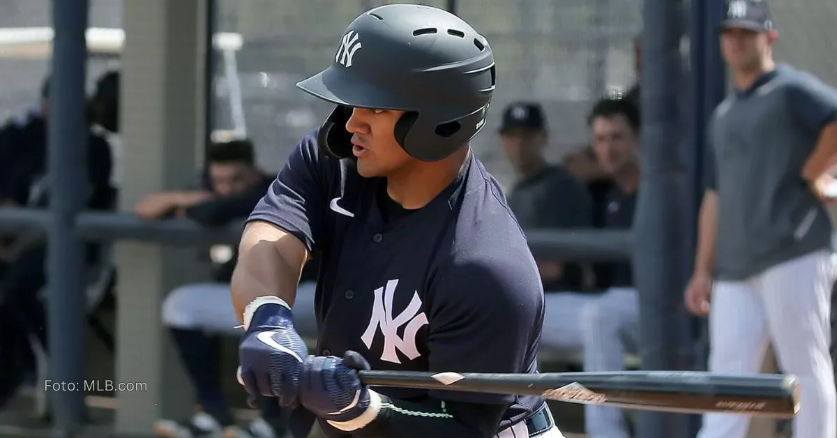 Jasson Dominguez haciendo swing con el uniforme de New York Yankees