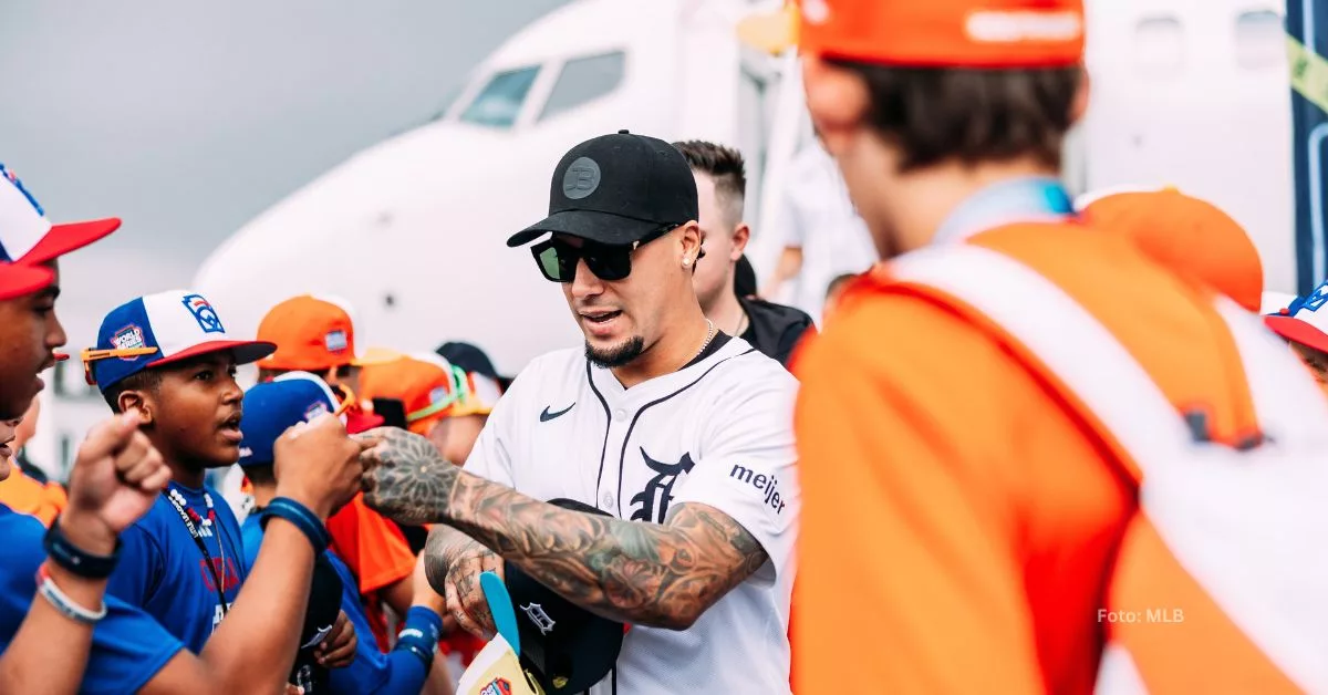 Javier Báez chocando su mano con los equipo del Clásico de Pequeñas Ligas