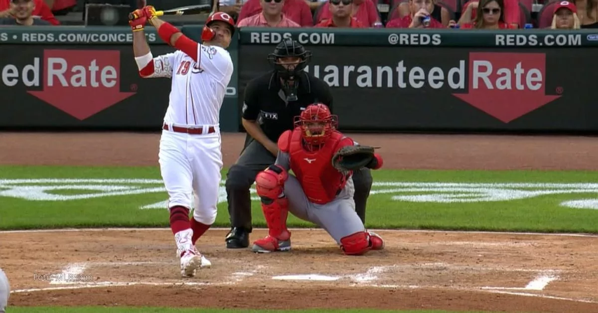 Joey Votto haciendo swing de jonrón con Cincinnati Reds en MLB