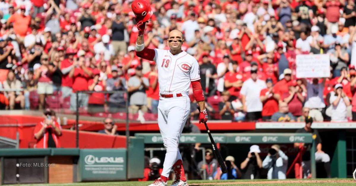 Joey Votto despidiéndose de la afición de Wrigley Field, tras saludar a los fanáticos de Cincinnati Reds con su casco