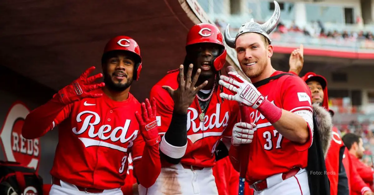 Dominicano Elly De La Cruz celebra junto a sus compañeros en Cincinnati