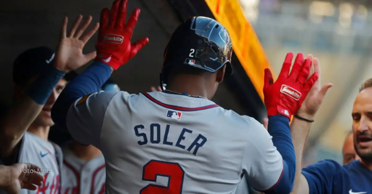 Jorge Soler conectando jonrón con Atlanta Braves