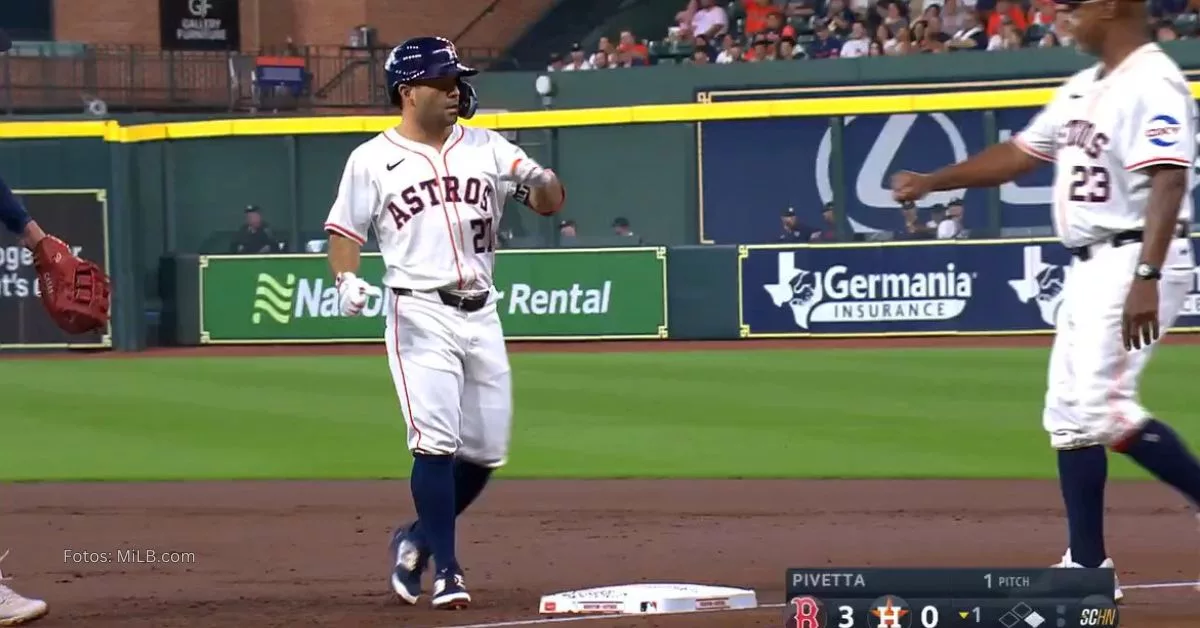 Jose Altuve saludando al coach de primera base de Houston Astros