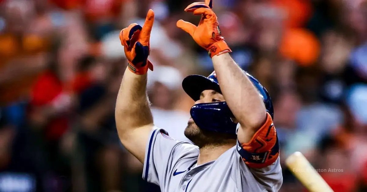 Jose Altuve señalando el cielo tras jonrón con Houston Astros