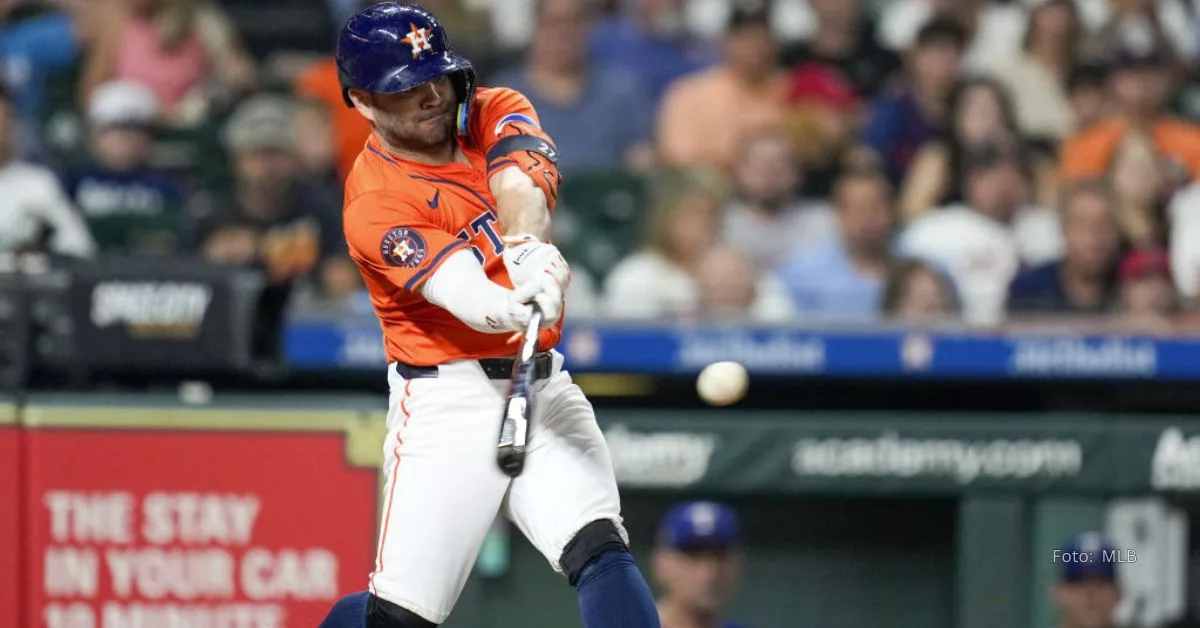 Jose Altuve bateando con el uniforme naranja de Houston Astros