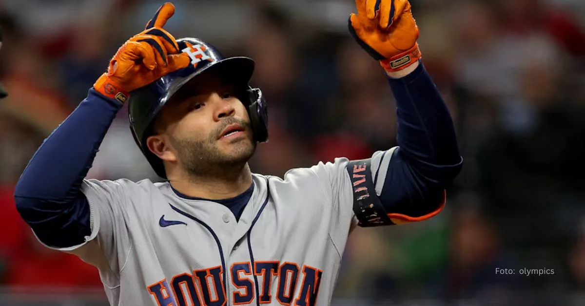 Jose Altuve alzando las manos con el uniforme de Houston Astros en MLB