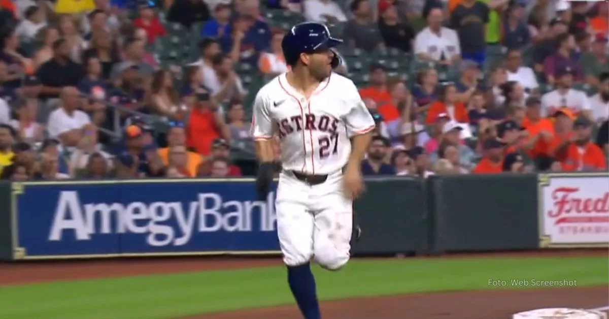 Venezolano Jose Altuve anotando en carrera en el Minute Maid Park