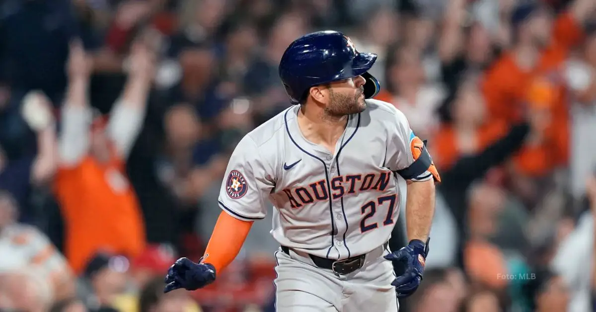 Jose Altuve conectado cuadrangular con el uniforme de Houston Astros