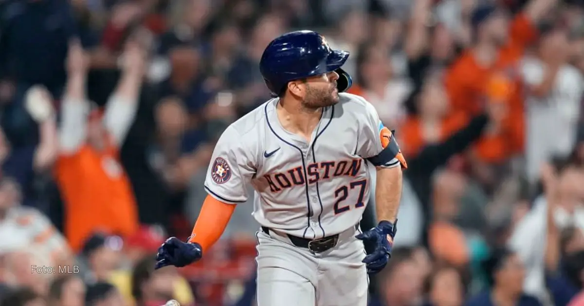 Jose Altuve observando el recorrido de la bola luego de impactarla con el uniforme gris de Houston Astros en MLB