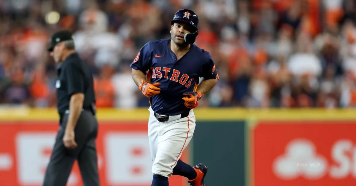 Jose Altuve pasando por la segunda base con Houston Astros