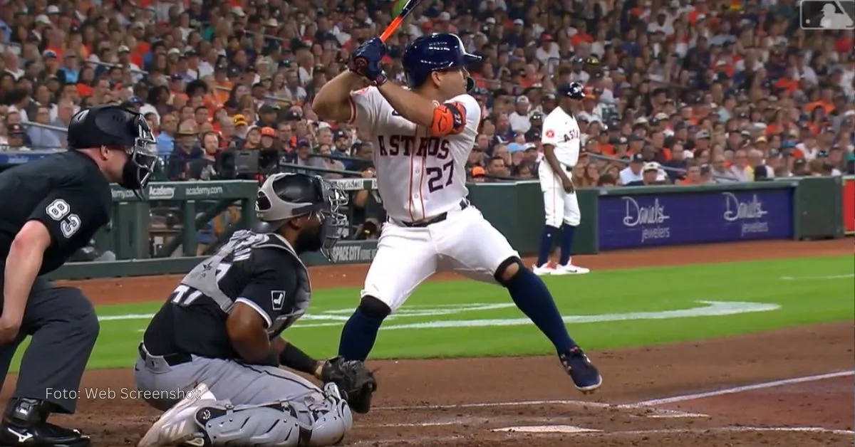 Jose Altuve bateando hit en Minute Maid Park