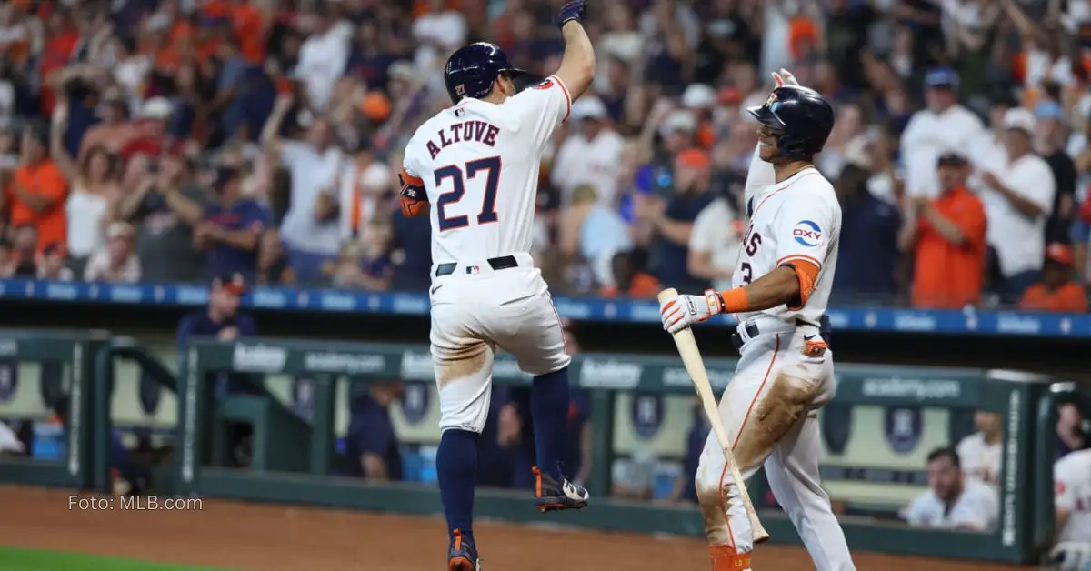 Jose Altuve celebrando con un compañero de Houston Astros tras participar en un rally