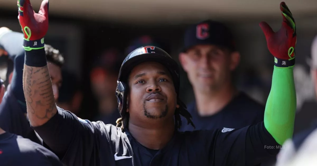 José Ramírez celebrando en el dugout de Cleveland Guardians